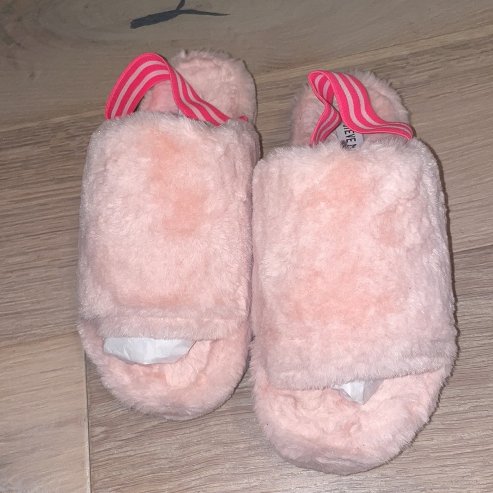 Fuzz pink slippers